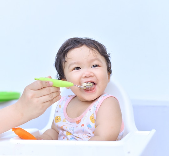 Bayi sedang diberi makan Cerelac Image Mobile