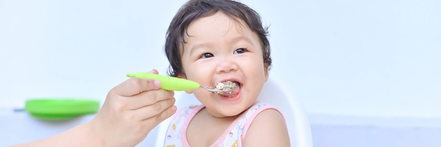 Bayi sedang diberi makan Cerelac Image Mobile