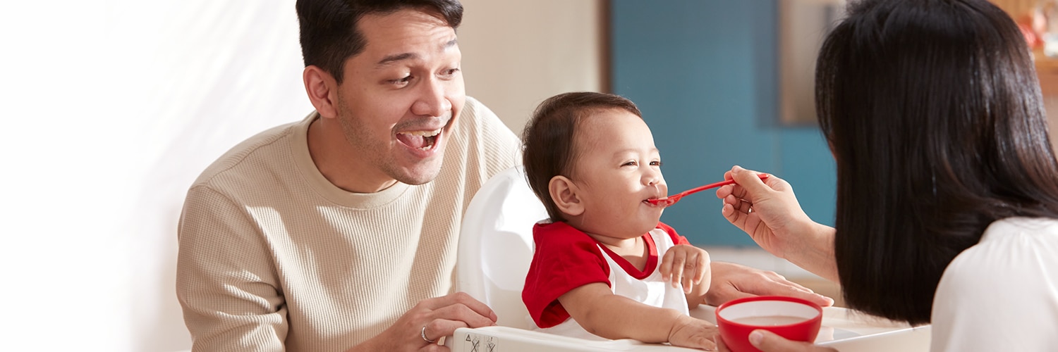 Gambar mobile Ibu dan Ayah sedang memberi makan bayi mereka dengan Cerelac