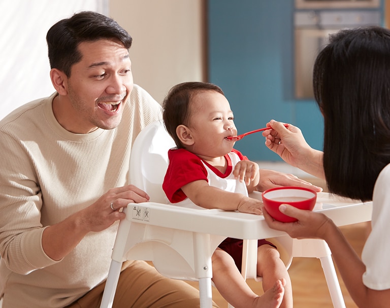 Gambar mobile Ibu dan Ayah sedang memberi makan bayi mereka dengan Cerelac