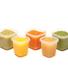 Gambar miniatur wadah makanan dengan puree sayur dan buah
